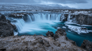 Panorama di una grande cascata azzurra con una portata d'acqua elevate