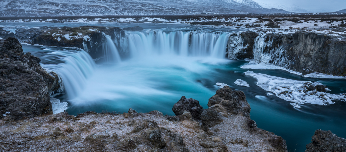 Panorama di una grande cascata azzurra con una portata d'acqua elevate